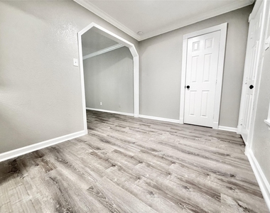 218 W 15th Street - Photo Thumbnail 12