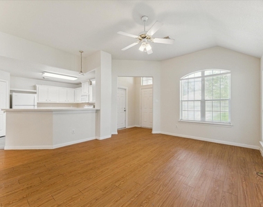 1806 Arbor Glen - Photo Thumbnail 5