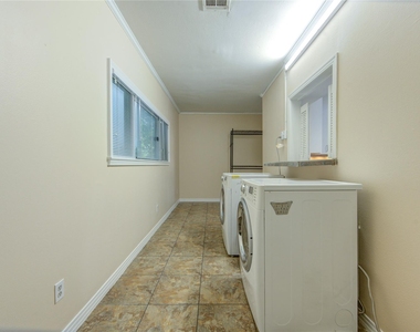 1932 W Bell Street - Photo Thumbnail 11