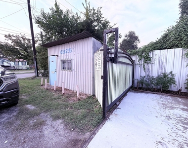 6325 Cullen Boulevard - Photo Thumbnail 11