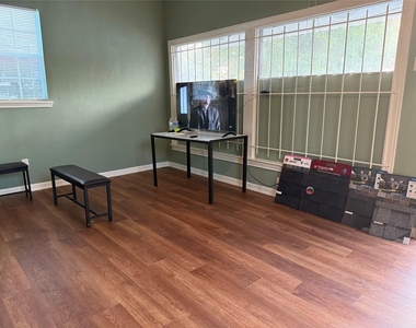 6325 Cullen Boulevard - Photo Thumbnail 16