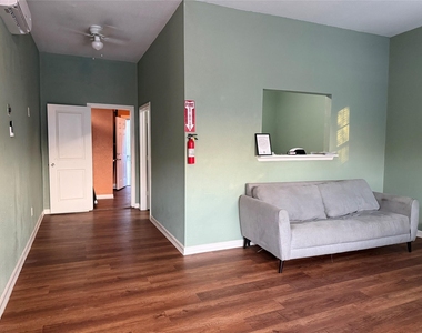 6325 Cullen Boulevard - Photo Thumbnail 6