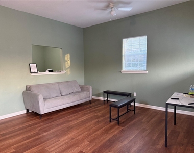 6325 Cullen Boulevard - Photo Thumbnail 5