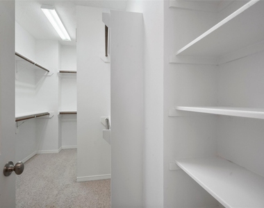 911 W 21st Street - Photo Thumbnail 9