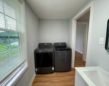 1014 W 5th Street - Photo Thumbnail 5