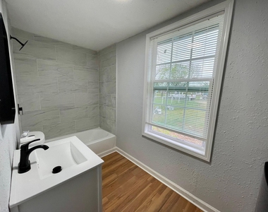 1014 W 5th Street - Photo Thumbnail 3