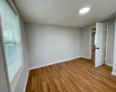 1014 W 5th Street - Photo Thumbnail 4