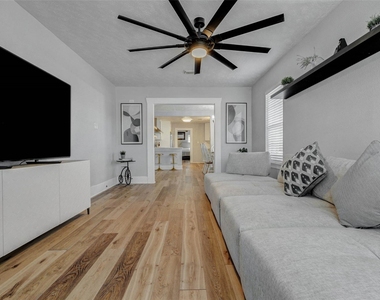 3205 Eastex Freeway - Photo Thumbnail 7