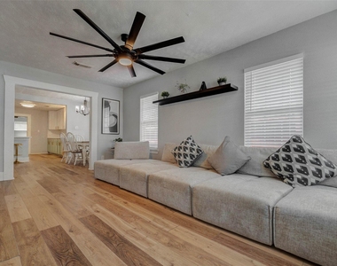 3205 Eastex Freeway - Photo Thumbnail 6