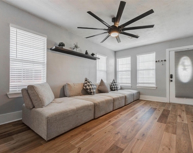 3205 Eastex Freeway - Photo Thumbnail 5