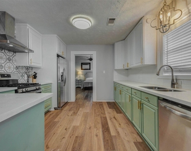 3205 Eastex Freeway - Photo Thumbnail 10