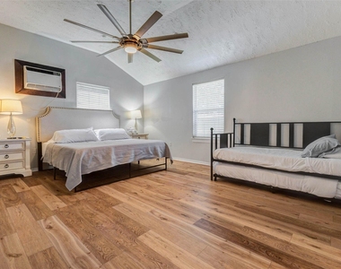 3205 Eastex Freeway - Photo Thumbnail 15