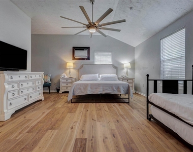 3205 Eastex Freeway - Photo Thumbnail 14