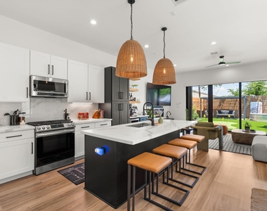 409 Blueberry Street - Photo Thumbnail 12