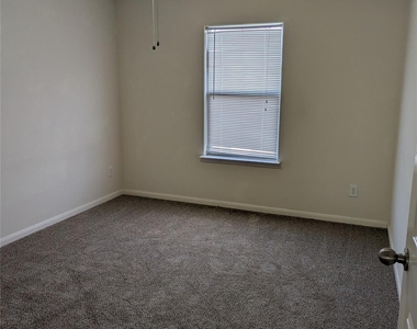 3919 Hollow Cove Lane - Photo Thumbnail 15