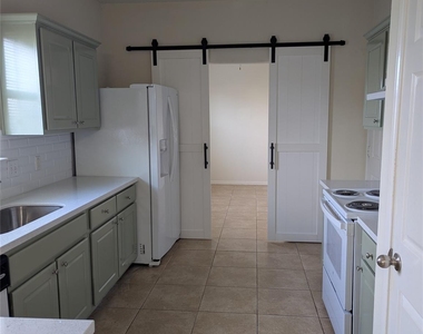3919 Hollow Cove Lane - Photo Thumbnail 4