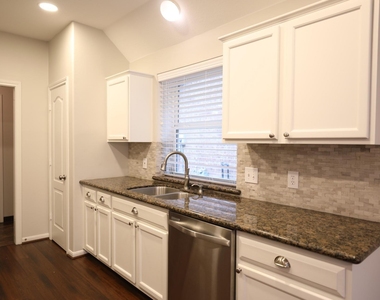 1715 Red Oak Terrace - Photo Thumbnail 12