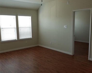 30238 Creekside Drive - Photo Thumbnail 8