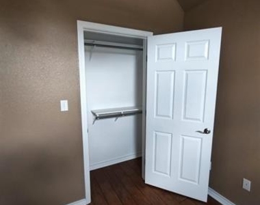 5330 Wellington Lane - Photo Thumbnail 12