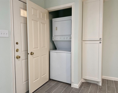 1311 Antoine Drive - Photo Thumbnail 9