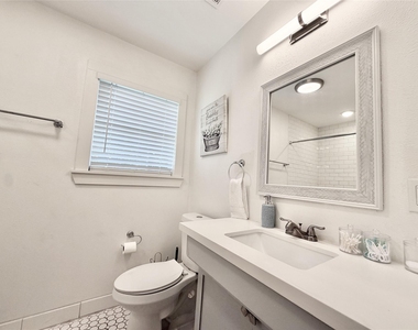 218 W 15th Street - Photo Thumbnail 7