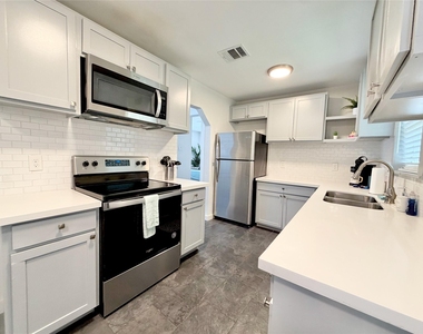 218 W 15th Street - Photo Thumbnail 3