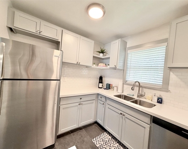218 W 15th Street - Photo Thumbnail 4