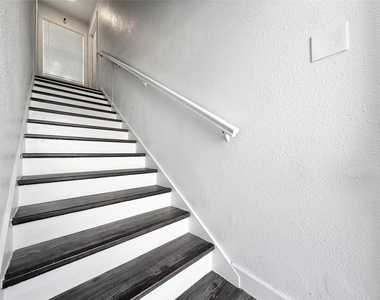 218 W 15th Street - Photo Thumbnail 14