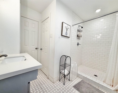 218 W 15th Street - Photo Thumbnail 8