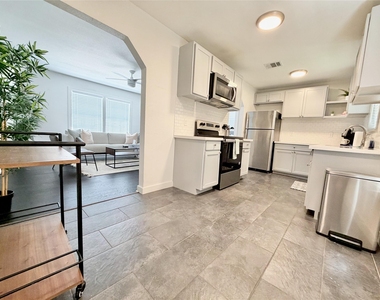 218 W 15th Street - Photo Thumbnail 2