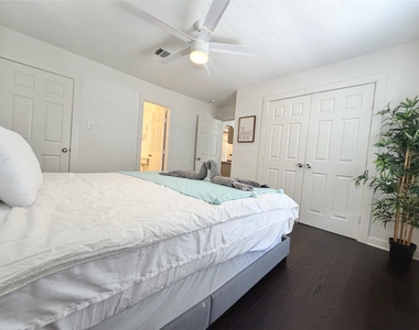 218 W 15th Street - Photo Thumbnail 6