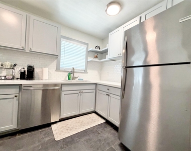 218 W 15th Street - Photo Thumbnail 6