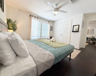 218 W 15th Street - Photo Thumbnail 9