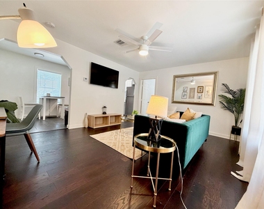 218 W 15th Street - Photo Thumbnail 1