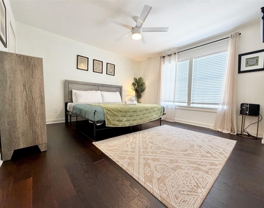 218 W 15th Street - Photo Thumbnail 8