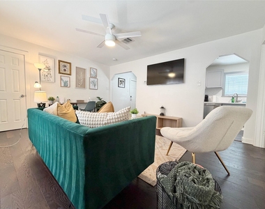 218 W 15th Street - Photo Thumbnail 2