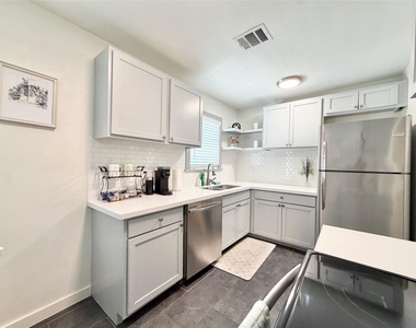 218 W 15th Street - Photo Thumbnail 4