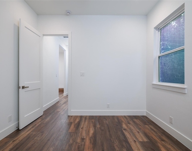 1049 Broadmoor Drive - Photo Thumbnail 23