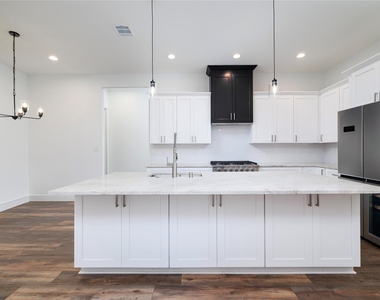 1049 Broadmoor Drive - Photo Thumbnail 6