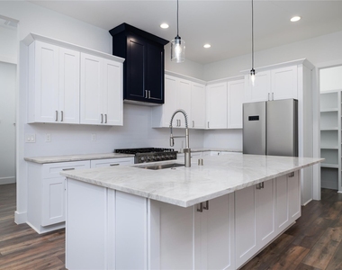 1049 Broadmoor Drive - Photo Thumbnail 8