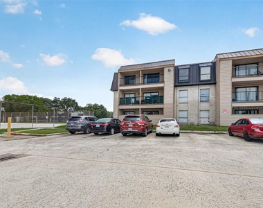 206 Plaza Verde Drive - Photo Thumbnail 3