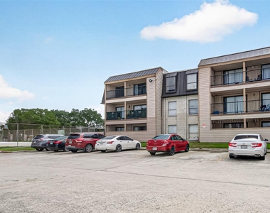 206 Plaza Verde Drive - Photo Thumbnail 4