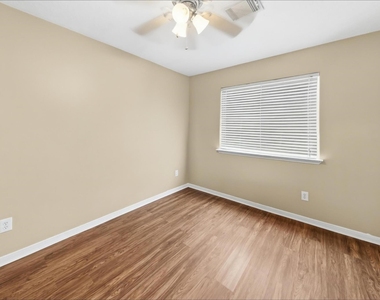 8002 Ginger Park Drive - Photo Thumbnail 13