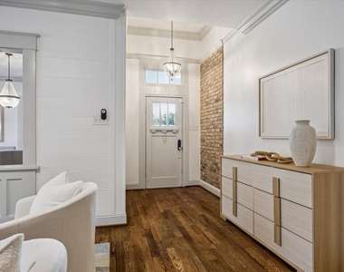 801 Walton Street - Photo Thumbnail 4