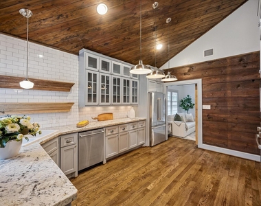 801 Walton Street - Photo Thumbnail 15