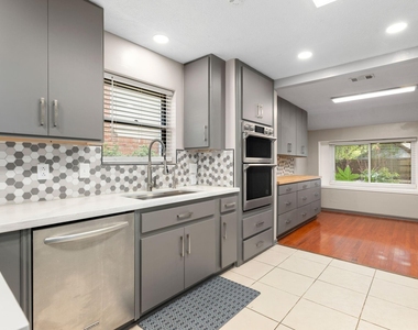 1858 Eagle Falls Drive - Photo Thumbnail 16