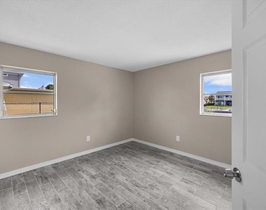 4284 Columbus Drive - Photo Thumbnail 9