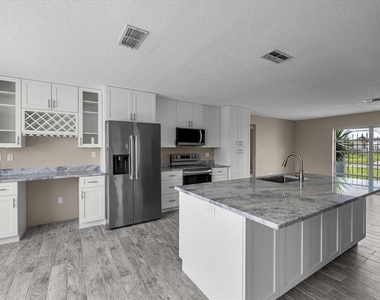 4284 Columbus Drive - Photo Thumbnail 3