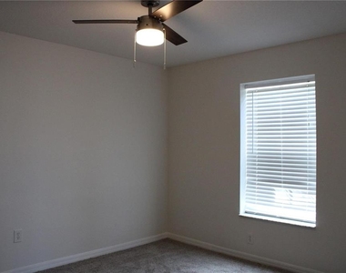 7840 Carriage Pointe Drive - Photo Thumbnail 14