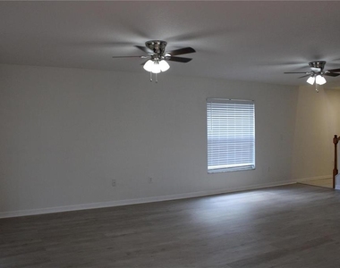 7840 Carriage Pointe Drive - Photo Thumbnail 5